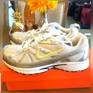 Like New Nike Athletic Tennis Shoes